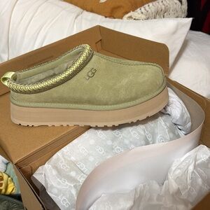 Platform tazz UGG Olive Suede Slip-On with Tan Sole